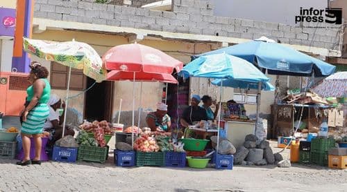REPORTAGEM: Entre o asfalto e o ganha-pão na batalha quotidiana pelas calçadas da Praia