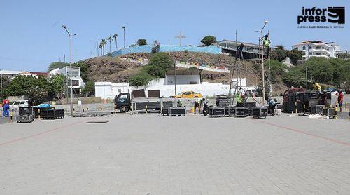 Praia com ecrãs gigantes para acompanhar jogo da selecção nacional