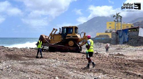 Paul: Câmara Municipal realiza trabalhos de limpeza na orla marítima para deixar a cidade das Pombas mais “agradável”