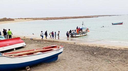 Maio: Passageiros recorrem a embarcação de pesca para sair da ilha em plena crise nos transportes