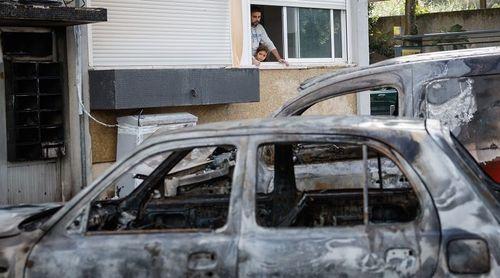 Treze carros e cinco motas incendiados em distúrbios na última noite na zona de Lisboa