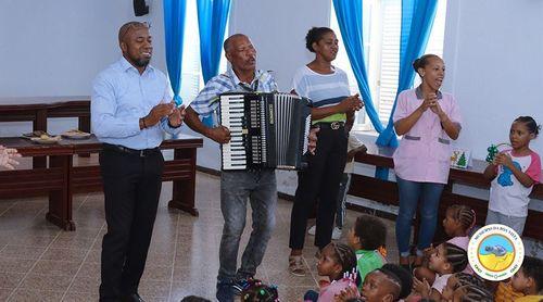 Boa Vista: Mais de 100 crianças do jardim infantil Padre Pio visitaram a câmara municipal para desejar boas festas